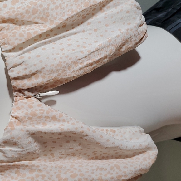 FOREVER 21 Shoulder Strap Crop Top. Off-white w/Peach Animal Print-Side Zip-Sz M - Picture 3 of 10